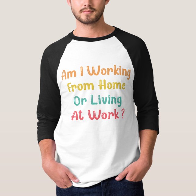 CAMISETA SOY TRABAJANDO DESDE CASA O VIVIENDO EN EL TRABAJO (Anverso)