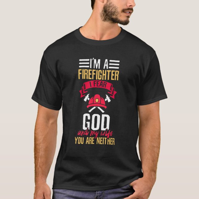 Camiseta Soy un bombero que temo a Dios y a mi esposa un bo (Anverso)