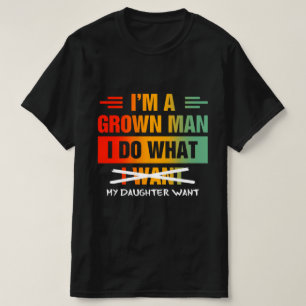 Camiseta Soy un hombre adulto hago lo que mi hija quiere di