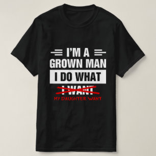 Camiseta Soy un hombre adulto hago lo que mi hija quiere di