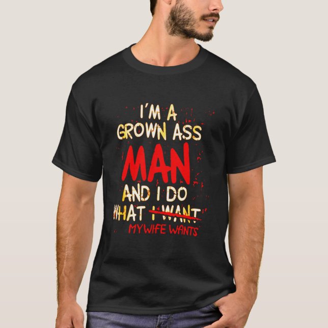 Camiseta Soy un hombre adulto que hago lo que mi esposa qui (Anverso)