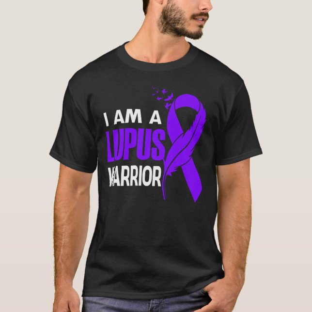 Camiseta Soy Un Lupus Warrior Purple Awareness Feather (Anverso)