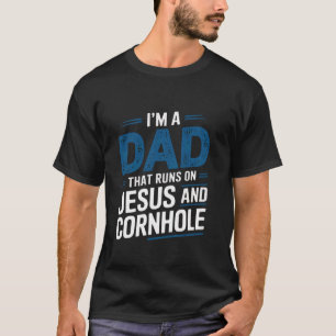 Camiseta Soy un papá que funciona con Jesús y Cornhole