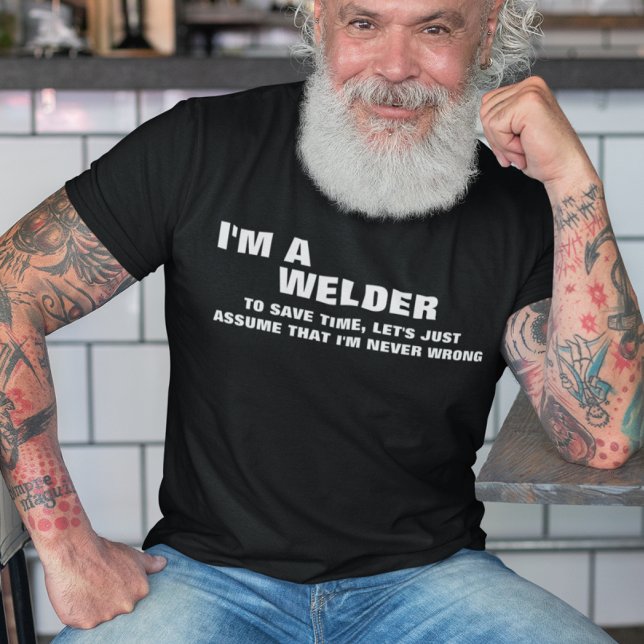 Camiseta Soy un soldador para ahorrar tiempo asumamos (Man wearing a funny welder t-shirt.)