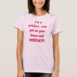 Camiseta ¡Soy una diosa… ahora consigo en sus rodillas y