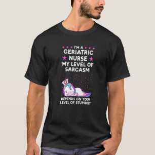 Camiseta Soy una enfermera geriátrica nivel de sarcasmo cui