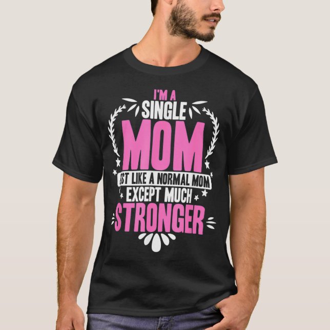 Camiseta Soy Una Mamá Soltera Como Una Mamá Normal.  (Anverso)
