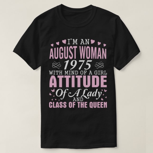 Camiseta Soy Una Mujer De Agosto De 1975 Con La Mente De Un (Diseño del anverso)