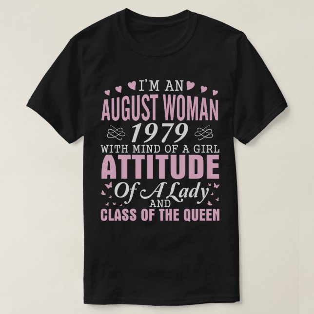 Camiseta Soy Una Mujer De Agosto De 1979 Con La Mente De Un (Diseño del anverso)