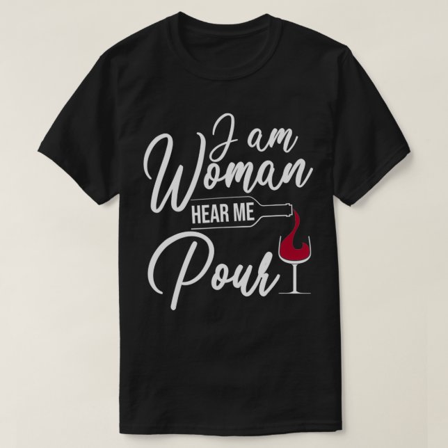 Camiseta Soy Una Mujer Que Me Escucha Beber Vino Gracioso (Diseño del anverso)