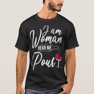 Camiseta Soy Una Mujer Que Me Escucha Beber Vino Gracioso