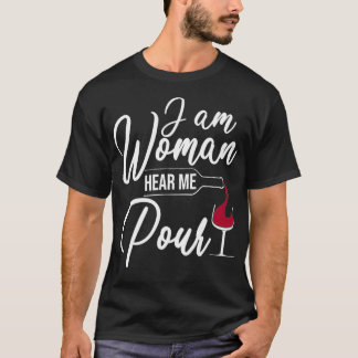 Camiseta Soy Una Mujer Que Me Escucha Beber Vino Gracioso