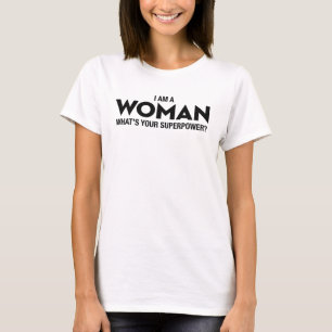 Camiseta Soy una mujer qué su superpoder en diseño negro
