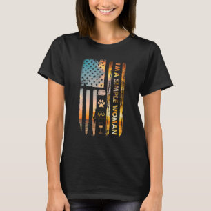 Camiseta Soy una mujer simple acampando vino dobladillo