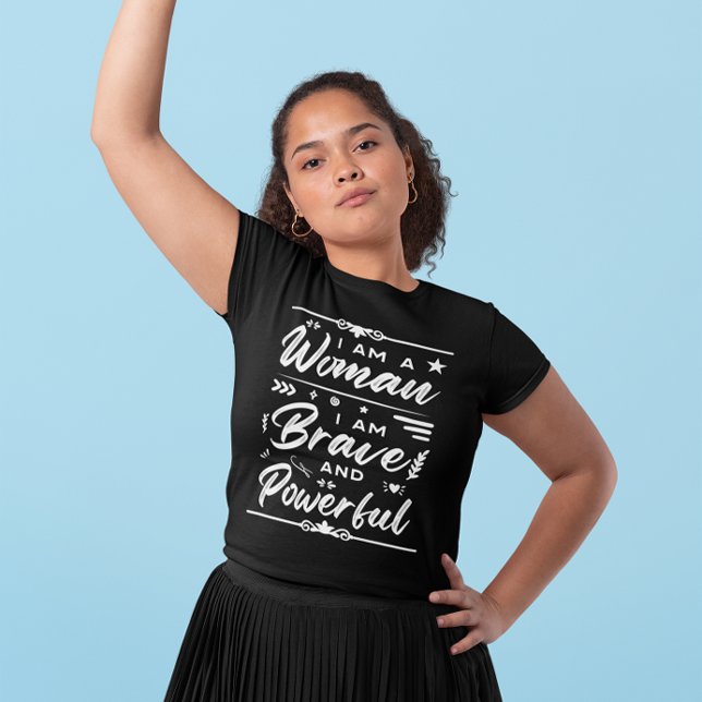 Camiseta Soy Una Mujer Valiente Y Poderosa (Subido por el creador)