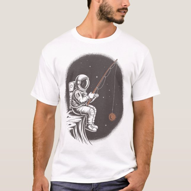 Camiseta Space Fisher – Astronaut Catching the Sun and Moon (Anverso)