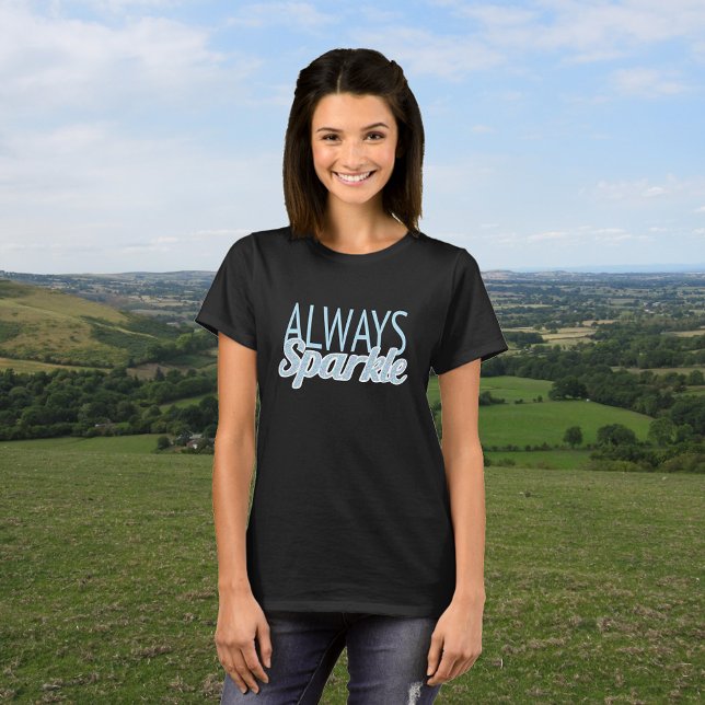 Camiseta Sparkle comillas purpurina efecto texto azul (Model is wearing the black t-shirt with the 'vivid printing' option)