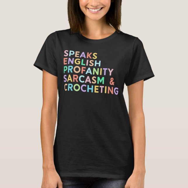Camiseta Speaks English Profanity Sarcasm  Women Crocheting (Anverso)