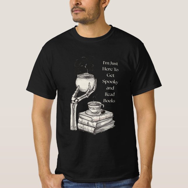 Camiseta Spooky & Books: Witchy Skeleton Hand Cauldron (Anverso)