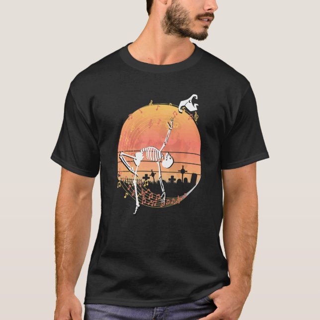 Camiseta Spooky Dancing Witch Skeleton in a Graveyard (Anverso)