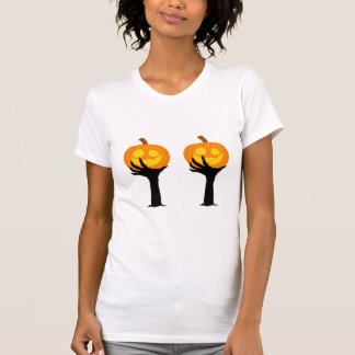 Camiseta Spooky Pumpkin Embrace – Halloween Tee for Women