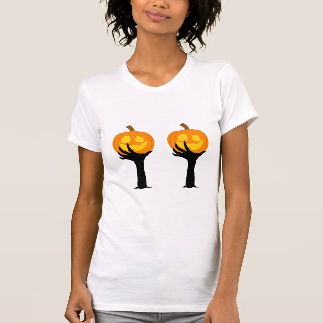Camiseta Spooky Pumpkin Embrace – Halloween Tee for Women (Anverso)