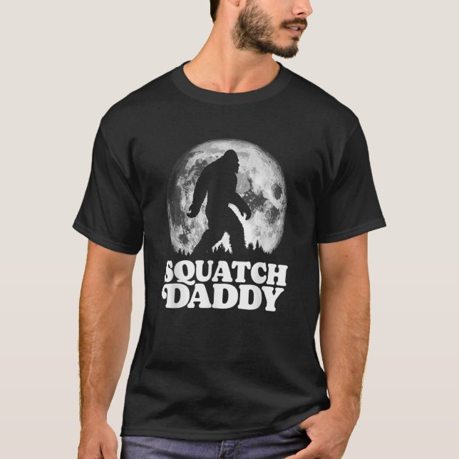 Camiseta Squatch Daddy Funny Bigfoot en gráfico de la luna  (Anverso)