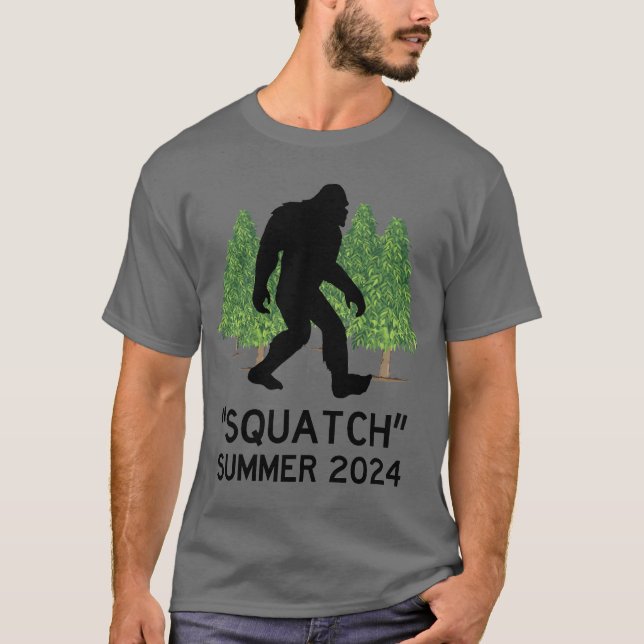 Camiseta Squatch, Sasquatch, Bigfoot Walking en el bosque (Anverso)