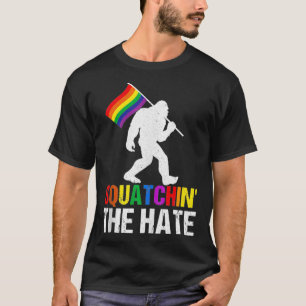 Camiseta Squatchin' El odio LGBTQ Gran pie Bandera Arcoiris