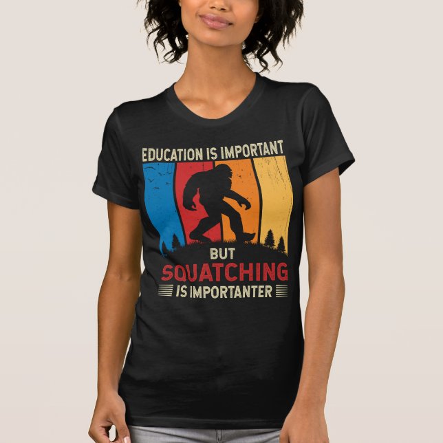 Camiseta Squatching Is Importanter Funny Sasquatch Bigfoot  (Anverso)