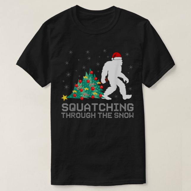 Camiseta Squatching Through the Snow - Bigfoot (Diseño del anverso)