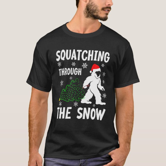 Camiseta Squatching Through The Snow - Bigfoot Christmas Sa (Anverso)