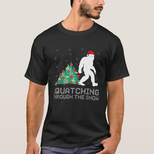 Camiseta Squatching Through the Snow - Bigfoot Navidades Sa (Anverso)
