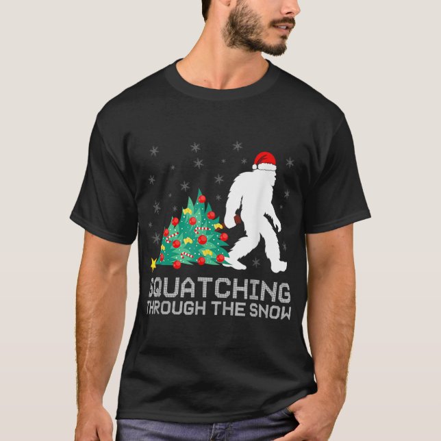 Camiseta Squatching Through the Snow - Bigfoot Navidades Sa (Anverso)