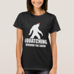 Camiseta Squatching Through The Snow Bigfoot Santa Christma<br><div class="desc">Squatching Through The Snow Bigfoot Santa Navidades</div>