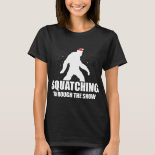Camiseta Squatching Through The Snow Bigfoot Santa Christma