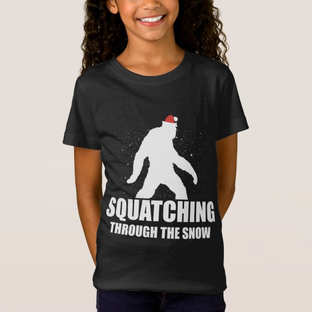 Camiseta Squatching Through The Snow Bigfoot Santa Christma (Anverso)