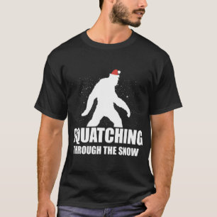 Camiseta Squatching Through The Snow Bigfoot Santa Christma