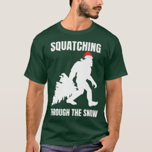 Camiseta Squatching Through The Snow Bigfoot Sasquatch Chri