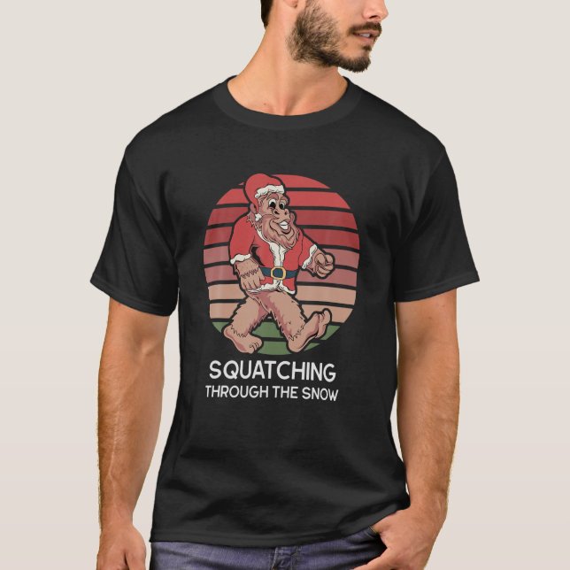 Camiseta Squatching Through the Snow Funny Sasquatch Christ (Anverso)