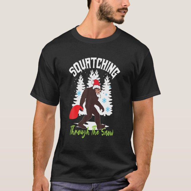 Camiseta Squatching Through the Snow Funny Sasquatch Merry (Anverso)