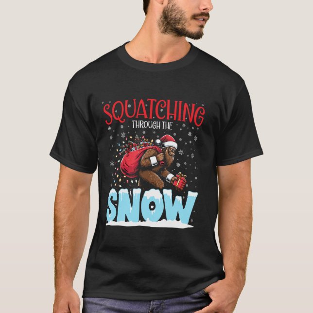 Camiseta Squatching Through the Snow Navidades Bigfoot Funn (Anverso)