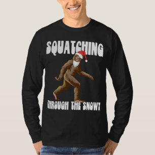 Camiseta Squatching Through The Snow Navidades Bigfoot Sant