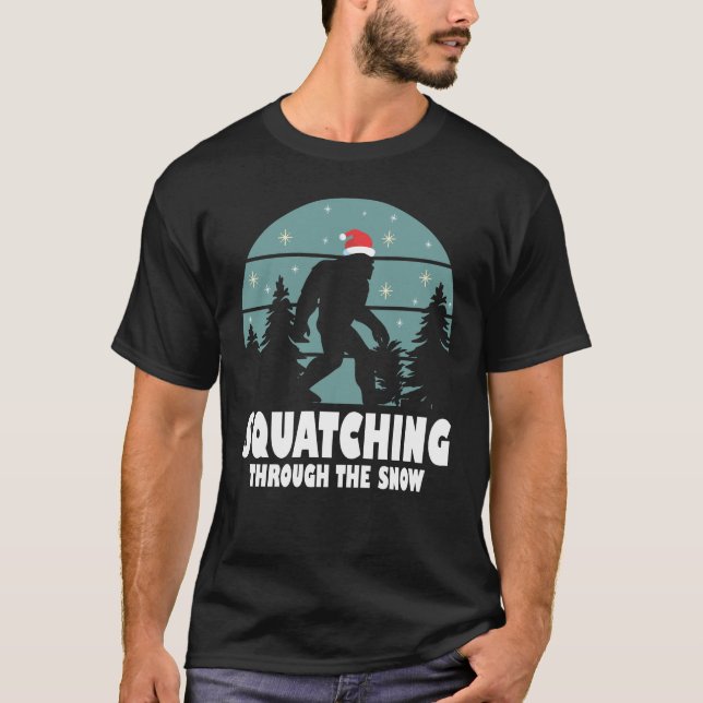 Camiseta Squatching Through the Snow - Navidades De Pie Gra (Anverso)