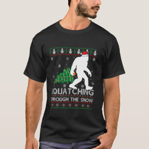 Camiseta Squatching Through the Snow Xmas Tree Ugly Bigfoot