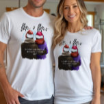 Camiseta Sr. y Sra. Script Parejas Navidades<br><div class="desc">Sr. y Sra.,  camisetas navidades personalizados. Esta acuarela presenta un ilustracion de moda de una pareja que lleva sombreros de santa. "Mr & Mrs." está escrito a mano en escritura moderna y la plantilla está lista para que usted añada su texto personalizado,  nombres y el año.</div>