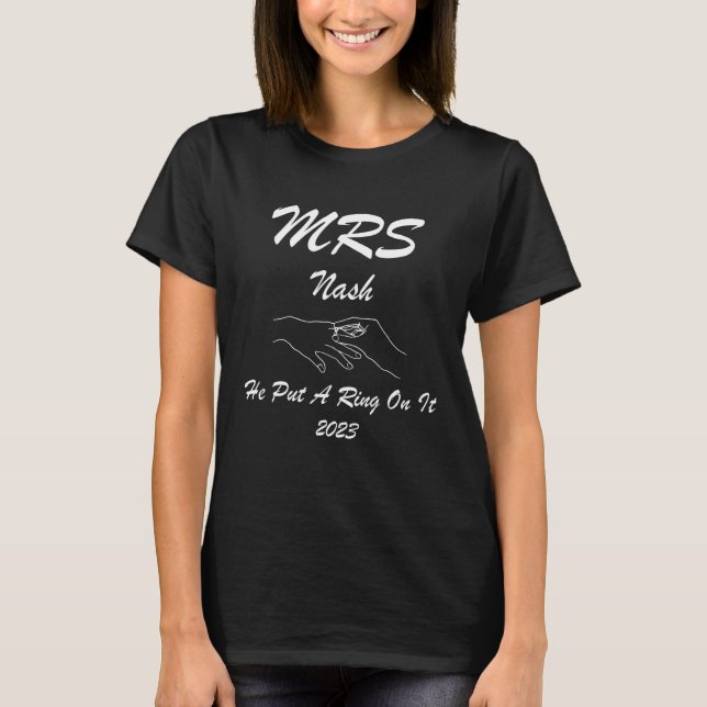 Camiseta Sra. NASH 2023 puso un anillo en su compromiso fut (Anverso)