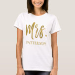 Camiseta Sra. y apellido Relieve metalizado dorado Typograp<br><div class="desc">Señora y apellido Faux Relieve metalizado dorado Typography T-Shirt para un recién casado que se pondría en su luna de miel. Esta camiseta se empareja con la camiseta de plata de apellido Mr.</div>