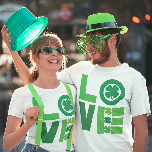 Camiseta St. Patrick Love (Couples laughing together at St.Patrick's Festival)