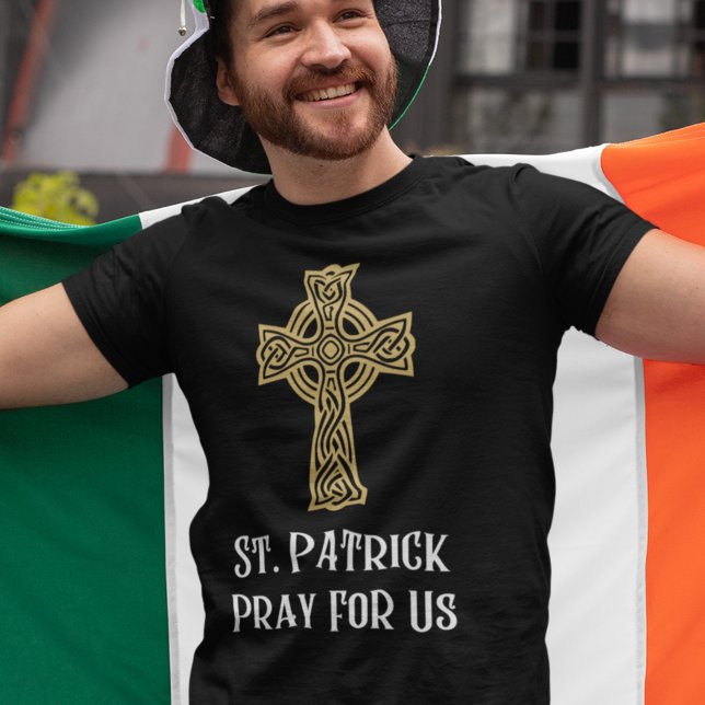 Camiseta St. Patrick Reza Por La Católica Irlandesa (This religious St. Patrick's Day t-shirt features a Celtic cross with "St. Patrick Pray For Us.")
